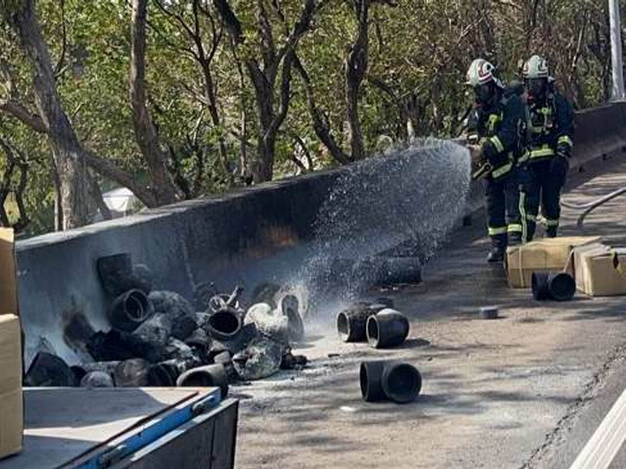 離奇！國1彰化段小貨車車斗冒煙　竟是塑膠水管自燃