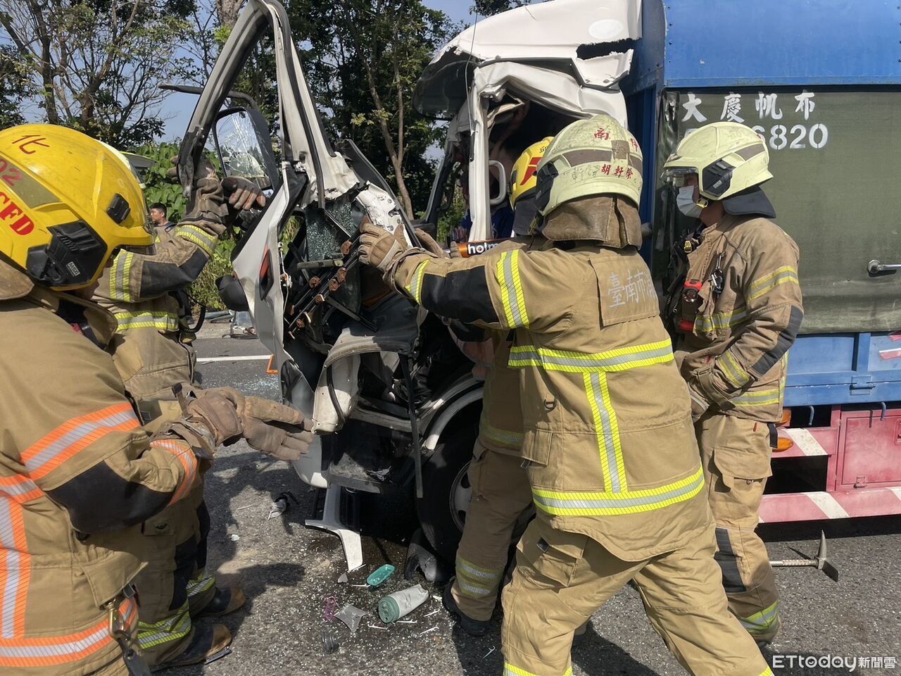快訊／台南善化小貨車撞砂石車「2人受困」　駕駛左腳變形送醫