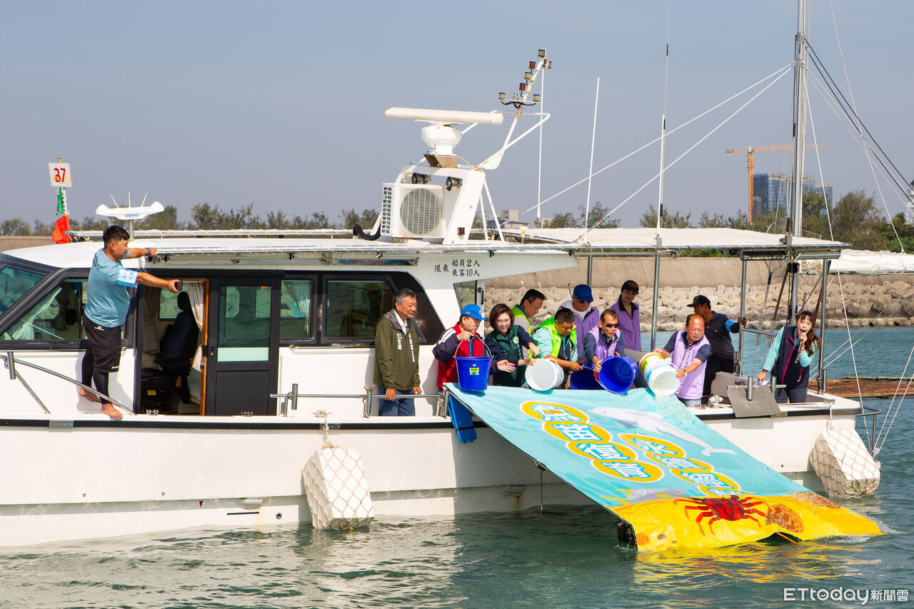 漁蚵首度同船放流 2萬5千尾魚苗啟動守護海洋資源