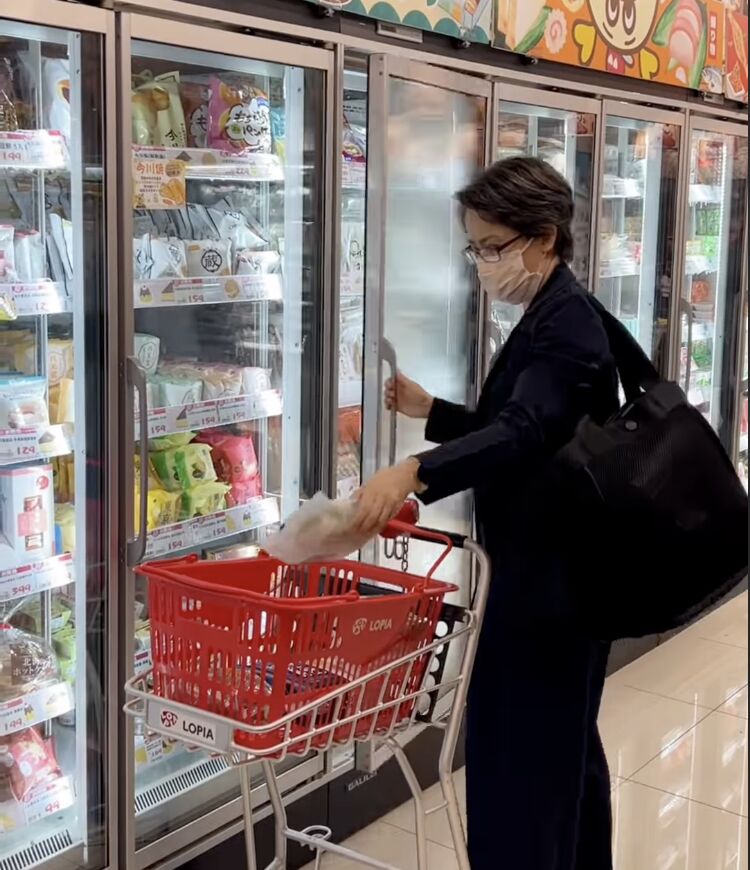 影／蕭美琴下班衝超市狂買　台日友好專區發現Q版中分頭賴清德