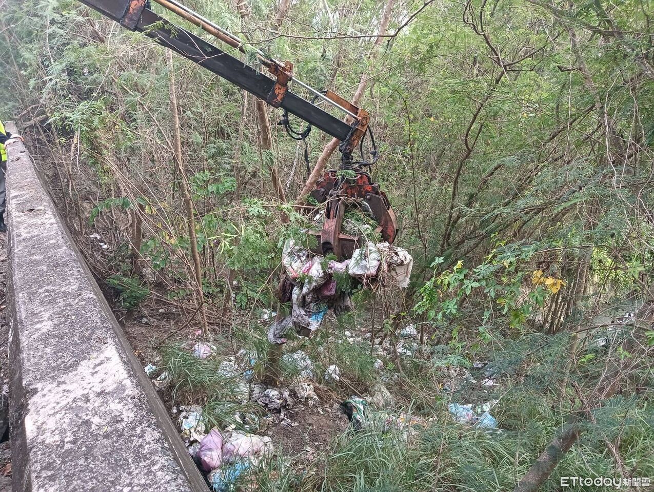 高雄垃圾山再現！旗山也淪「廢棄物天堂」　環保局怒追幕後黑手