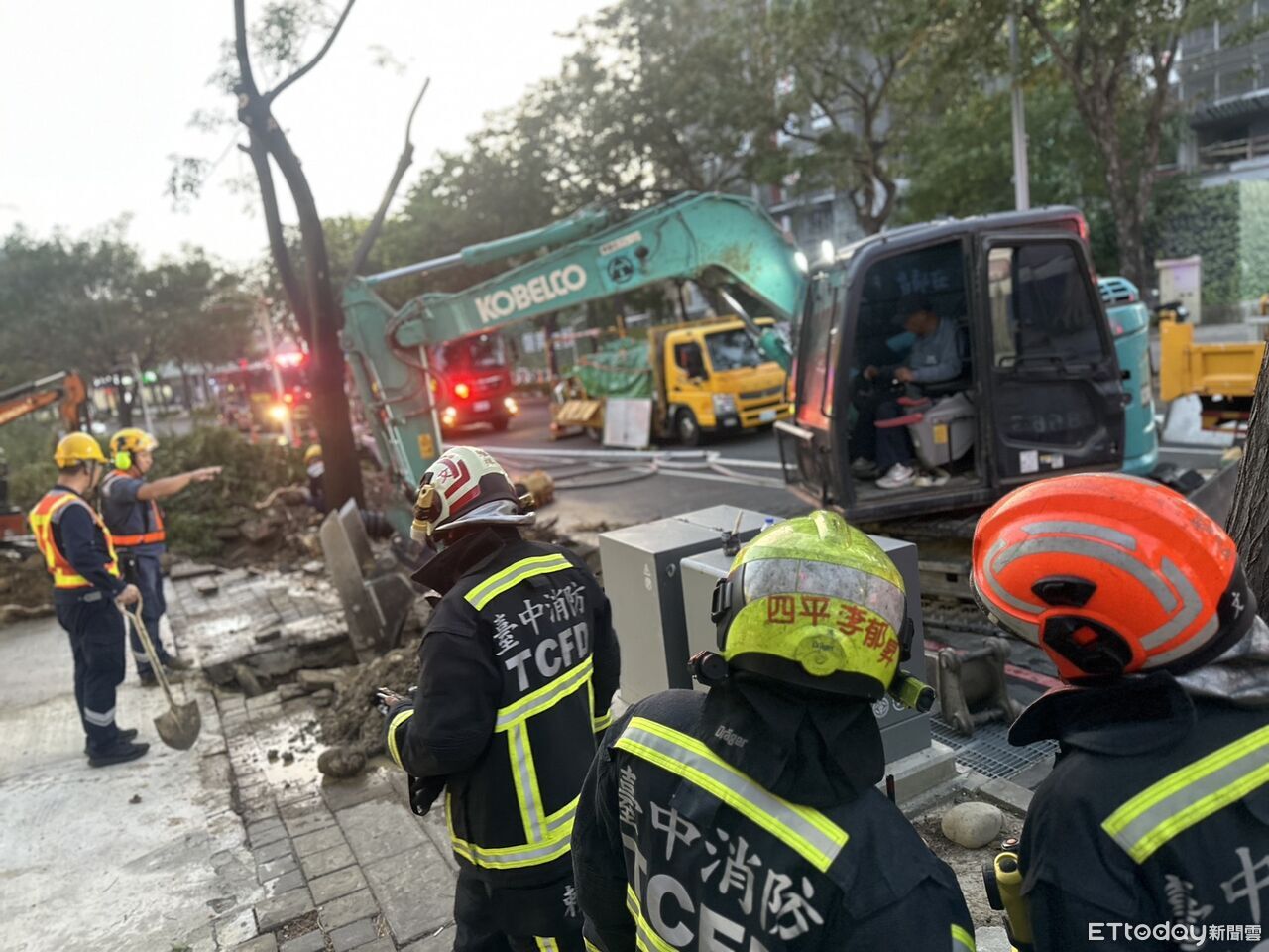 快訊／台中北屯施工意外！挖破管線釀「瓦斯洩漏」　警消灑水警戒中