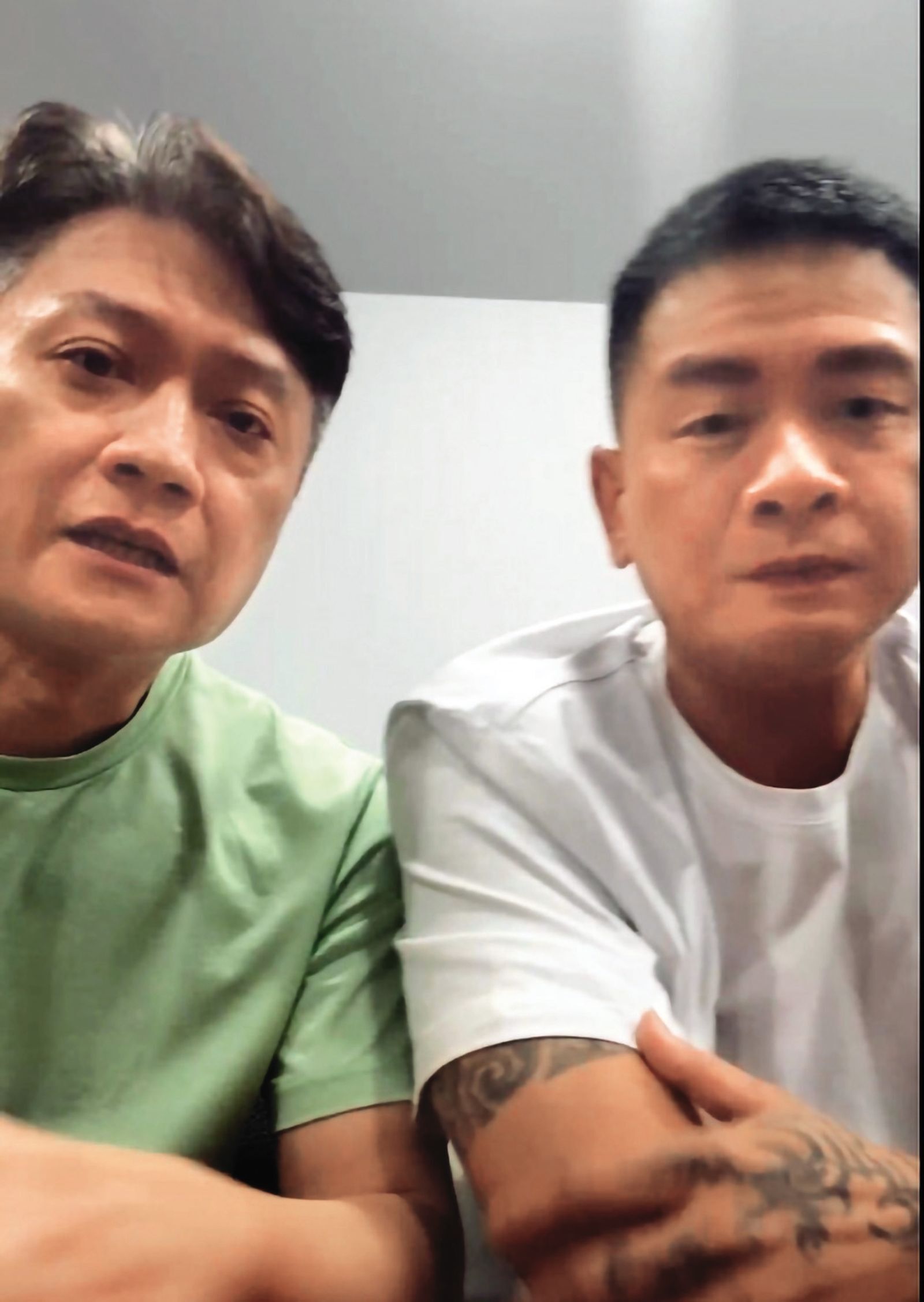 元老級員工吳明鑒（左）與李慶元（右）透過直播槓上館長。（翻攝李慶元臉書）