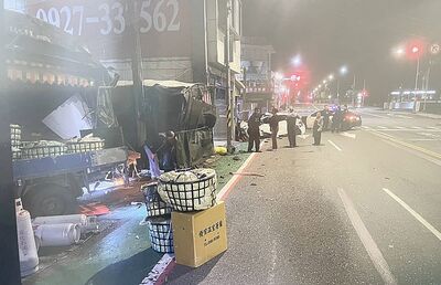 小貨車闖紅燈撞轎車釀5傷！5民宅攤商衰遭波及...瓦斯鋼瓶倒一地