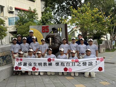 徐生明少棒》武藏府中徐生明銅像前致意　贈布條惹師母落淚