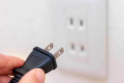 拔插頭不一定省電！專家點名「7電器」別亂拔：恐更耗電、釀風險