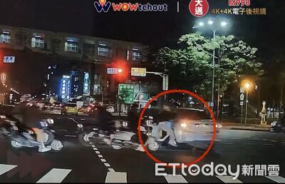 高雄女駕駛闖紅燈！害女騎士撞上慘摔　網嘆：綠燈別衝第一