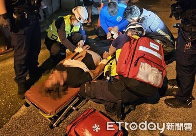 情緒失控持刀自戕！花蓮男「胸口插刀」血跡斑斑　警消破窗救人