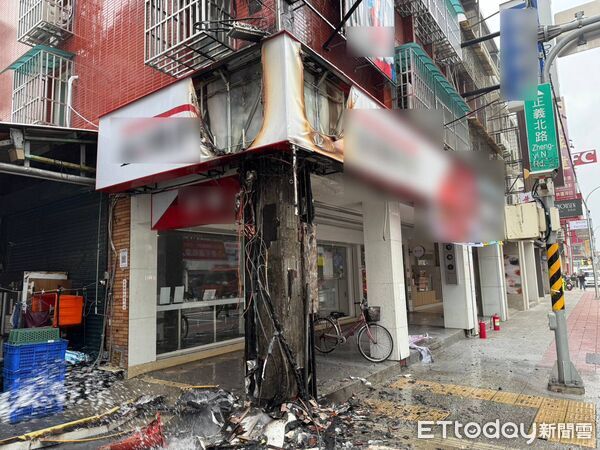 ▲▼三重正義北路遠傳電信招牌起火             。（圖／記者陳以昇翻攝）