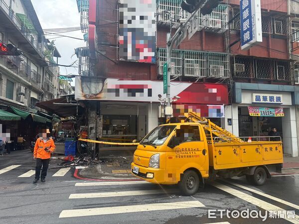 ▲▼三重正義北路遠傳電信招牌起火             。（圖／記者陳以昇翻攝）
