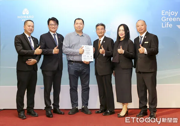 ▲台中福華大飯店榮獲國際 GSTC飯店認證，由荷蘭百年集團 Control Union 新加坡區總經理 Mr. Seth Wang 親自授證；台中福華飯店總經理徐國書代表受證。（圖／記者游瓊華翻攝）