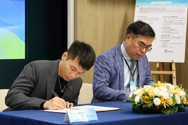 ▲運動部李洋部長與環境部彭啓明部長共同簽署「活力永續-運動與環保合作備忘錄」。（圖／運動部提供）