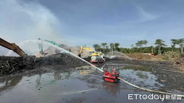 ▲消防機器人投入後壁區廢棄物火警現場，利用砲塔射水降溫並回傳影像協助判斷火場狀況。（記者林東良翻攝，下同）