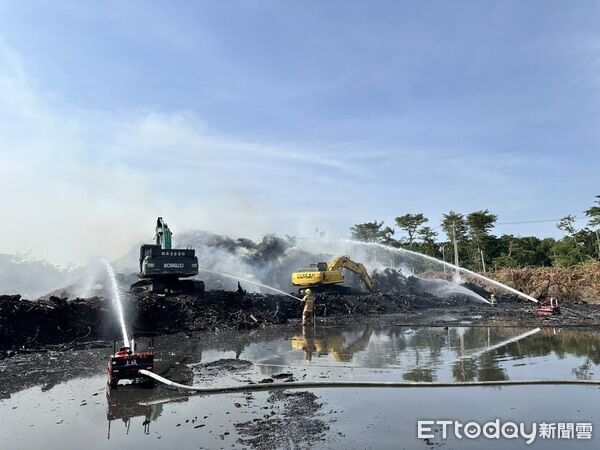 ▲消防機器人投入後壁區廢棄物火警現場，利用砲塔射水降溫並回傳影像協助判斷火場狀況。（記者林東良翻攝，下同）