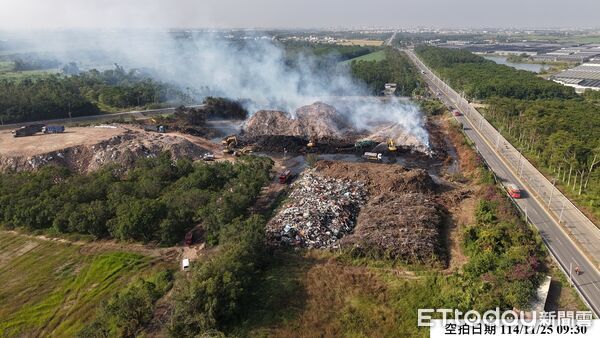▲消防機器人投入後壁區廢棄物火警現場，利用砲塔射水降溫並回傳影像協助判斷火場狀況。（記者林東良翻攝，下同）