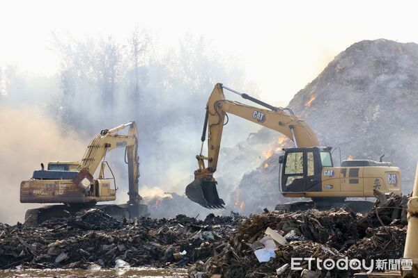 ▲消防機器人投入後壁區廢棄物火警現場，利用砲塔射水降溫並回傳影像協助判斷火場狀況。（記者林東良翻攝，下同）