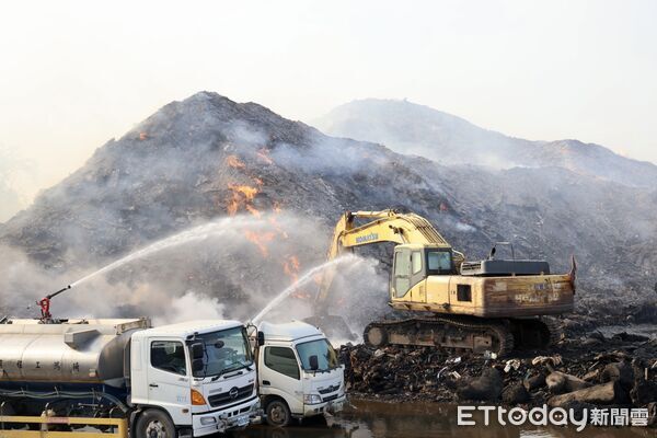 ▲消防機器人投入後壁區廢棄物火警現場，利用砲塔射水降溫並回傳影像協助判斷火場狀況。（記者林東良翻攝，下同）