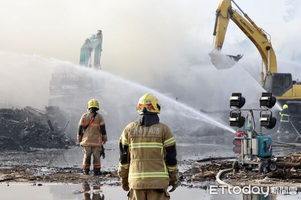 ▲消防機器人投入後壁區廢棄物火警現場，利用砲塔射水降溫並回傳影像協助判斷火場狀況。（記者林東良翻攝，下同）