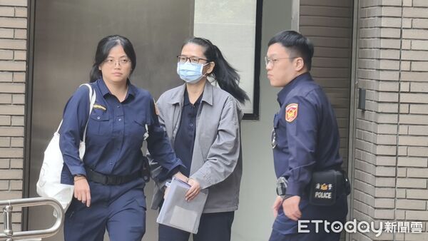 ▲▼台北地院25日審理精舍命案，提訊在押的讀書會師姐梁碧茵（中）出庭。（圖／記者黃哲民攝）