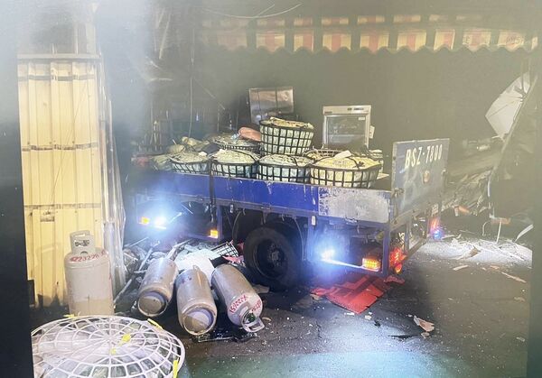 ▲桃園市平鎮區義民廟前復旦路今天凌晨發生小貨車闖紅燈撞上自小客車事故，肇事小貨車衝入民宅。（圖／平鎮警方提供）