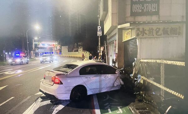 ▲桃園市平鎮區義民廟前復旦路今天凌晨發生事故，遭撞擊自小客車受損嚴重。（圖／平鎮警方提供）