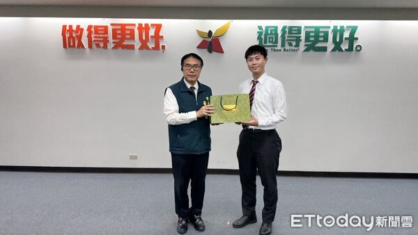 ▲市長黃偉哲於治安會報中表揚成功阻詐的金融機構與超商人員，肯定第一線守護市民財產的努力。（圖／記者林東良翻攝，下同）