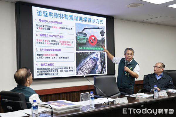 ▲環保局、消防局於烏樹林暫置場現地說明最新火勢控制狀況，強調現場已持續降溫、燃燒面積縮小。（圖／記者林東良翻攝，下同）