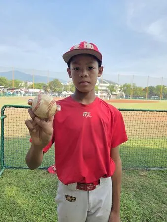 ▲李文凱是東園國小的万波中正，手掌超大，輕鬆可以夾住球。（圖／徐生明棒球發展協會提供）