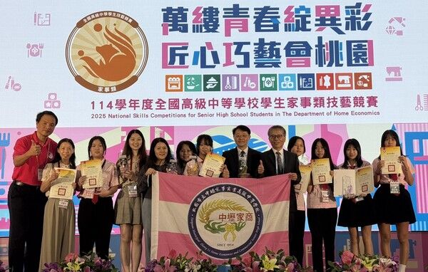▲全國家事類技藝競賽，中壢家商學生駱沛妤奪服裝設計金手獎第一
