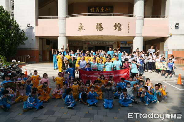 ▲自閉症總會「同星協力轉動愛」單車環島隊行經台南，永福國小星星幫沿途迎接陪騎。（記者林東良翻攝，下同）