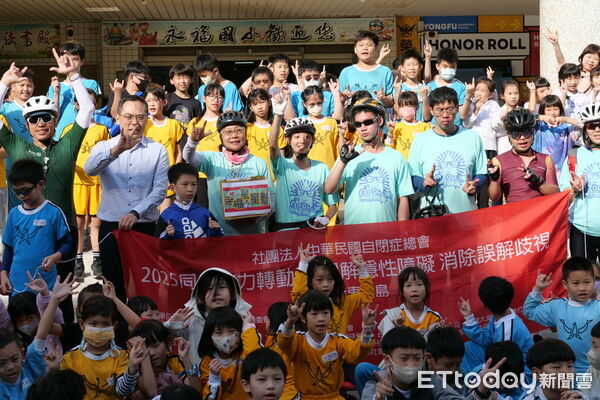▲自閉症總會「同星協力轉動愛」單車環島隊行經台南，永福國小星星幫沿途迎接陪騎。（記者林東良翻攝，下同）