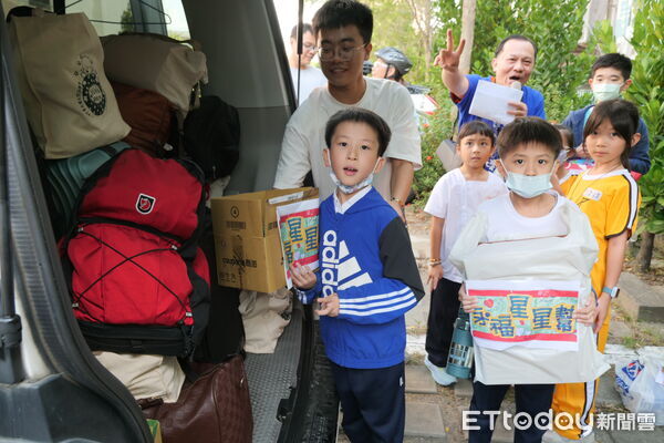 ▲自閉症總會「同星協力轉動愛」單車環島隊行經台南，永福國小星星幫沿途迎接陪騎。（記者林東良翻攝，下同）