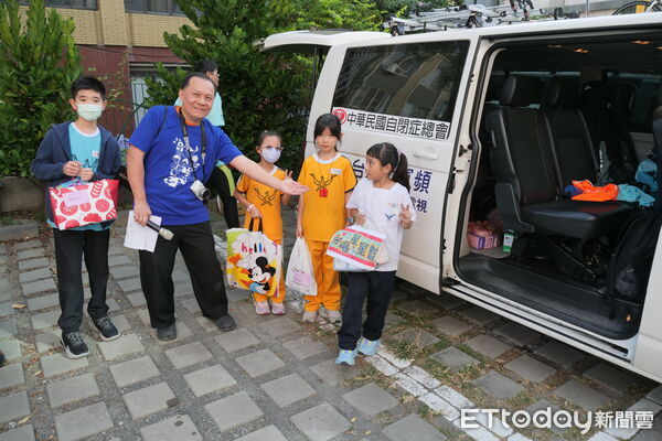 ▲自閉症總會「同星協力轉動愛」單車環島隊行經台南，永福國小星星幫沿途迎接陪騎。（記者林東良翻攝，下同）