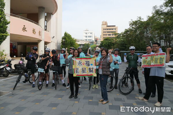 ▲自閉症總會「同星協力轉動愛」單車環島隊行經台南，永福國小星星幫沿途迎接陪騎。（記者林東良翻攝，下同）