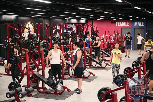 成吉思汗健身俱樂部成立初期會員人數眾多，生意非常好。 