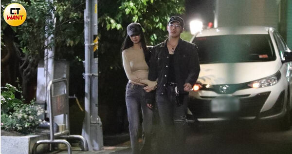 &Oslash;ZI和女友Jane，兩人在柯震東家的酒吧外親密互動，完全不顧旁人眼光。（圖／本刊攝影組）