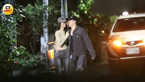 Jane緊貼著男友&Oslash;ZI的身體，而&Oslash;ZI則是緊摟著女友的小蠻腰。（圖／本刊攝影組）