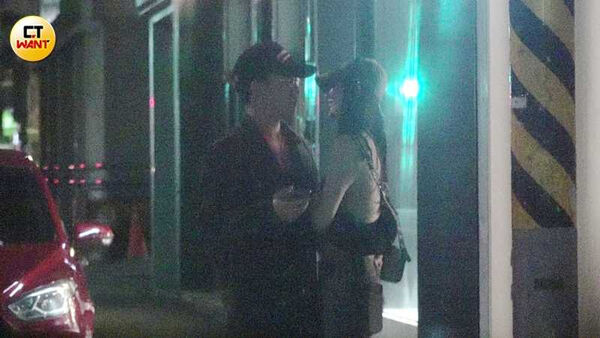 一路上Jane整個人緊貼著&Oslash;ZI，&Oslash;ZI則不時展現舌粲蓮花的幽默功力。（圖／本刊攝影組）