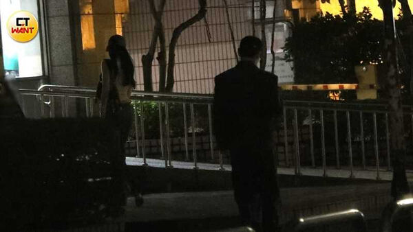 &Oslash;ZI與女友一前一後返回住處。（圖／本刊攝影組）