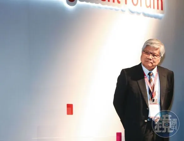 魏哲家為了台積電中生代接班安排問題，陷入長考。