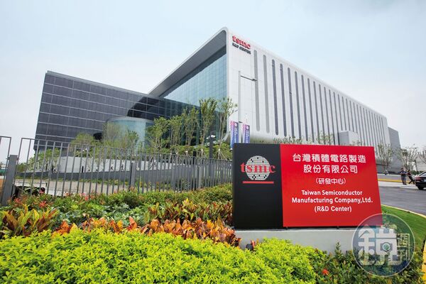 台積電多次出現人事案擺不平，高階主管跳槽競爭公司打對台的例子。