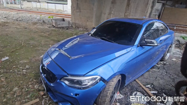 ▲▼基隆毒蟲駕車闖進台鐵平交道。（圖／記者郭世賢翻攝）