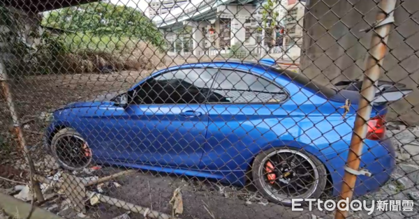 ▲▼基隆毒蟲駕車闖進台鐵平交道。（圖／記者郭世賢翻攝）