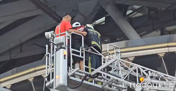 ▲▼基隆毒蟲駕車闖進台鐵平交道。（圖／記者郭世賢翻攝）