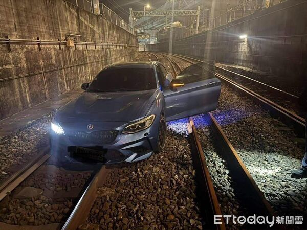 ▲▼基隆毒蟲駕車闖進台鐵平交道。（圖／記者郭世賢翻攝）