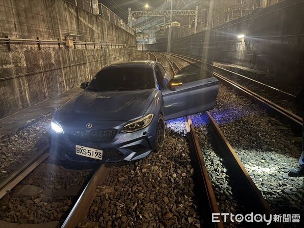 ▲▼一輛遭警方追捕汽車竟入侵台鐵，沿著鐵軌一路開車逃逸。（圖／讀者提供）