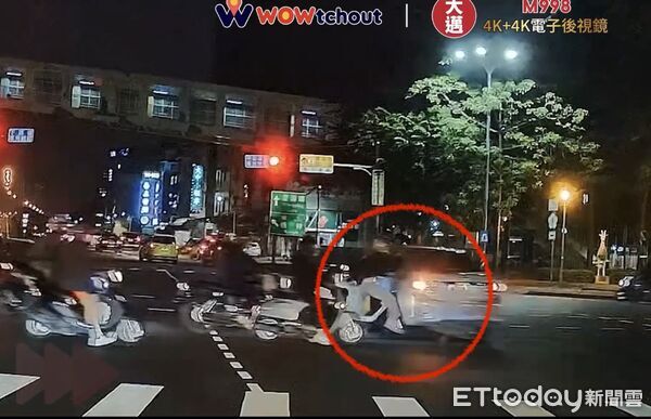 ▲▼綠燈直行的王姓女騎士，遭紅燈的轎車撞上後重摔地上，所幸無大礙。（圖／翻攝Wowtchout地圖型行車影像分享平台）