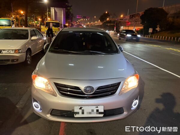 ▲▼綠燈直行的王姓女騎士，遭紅燈的轎車撞上後重摔地上，所幸無大礙。（圖／記者吳世龍翻攝）