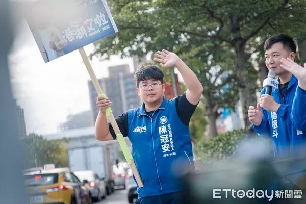 ▲爭取參選北市港湖議員的國民黨青年部前主任陳冠安提前開跑，今邀現任議員楊植斗、詹為元、柳采葳到內湖站路口、拚初選。（圖／陳冠安提供）