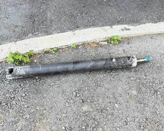 ▲國道飛來傳動軸猛砸休旅車。（圖／民眾提供）